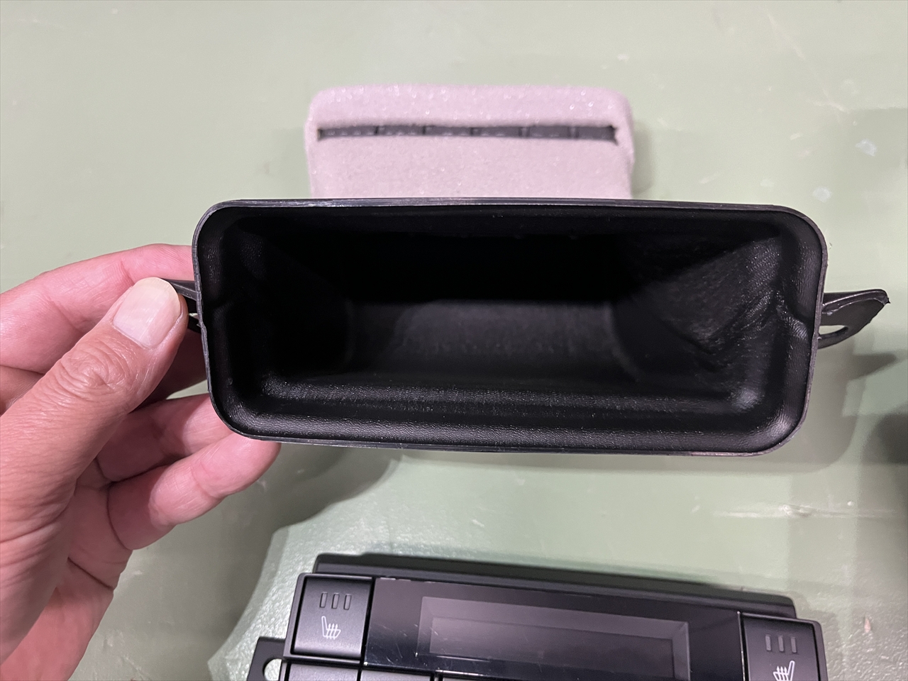 車内クリーニング (嘔吐 センターコンソール周り)