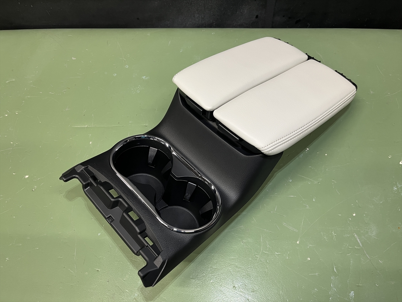 車内クリーニング (嘔吐 センターコンソール周り)