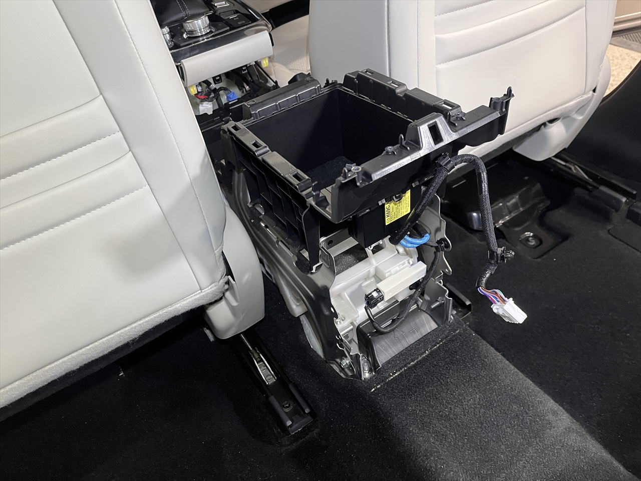 車内クリーニング (嘔吐 センターコンソール周り)