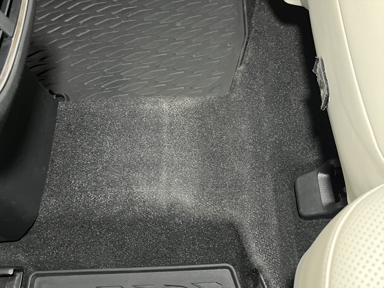 車内クリーニング (嘔吐 センターコンソール周り)