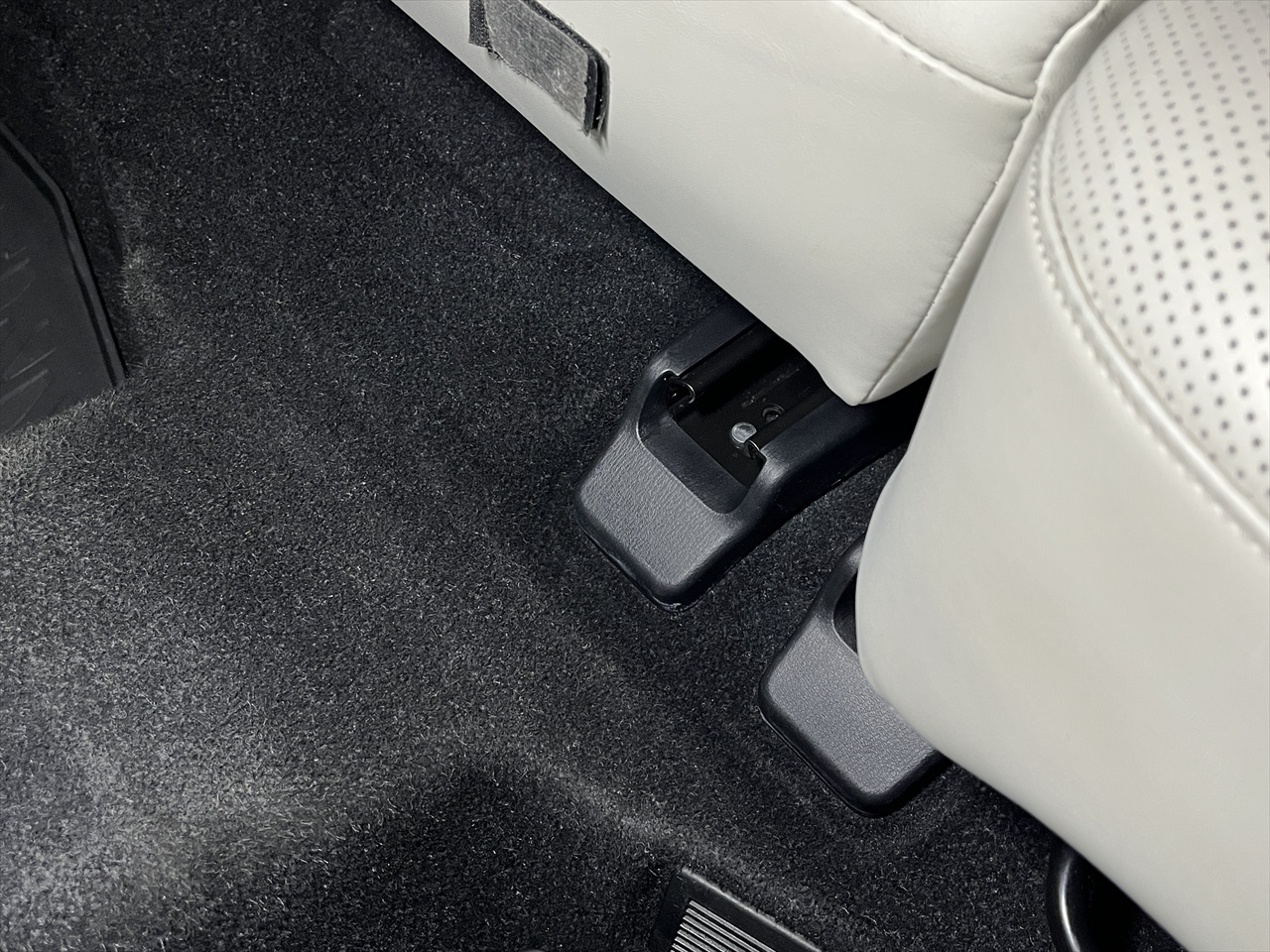 車内クリーニング (嘔吐 センターコンソール周り)