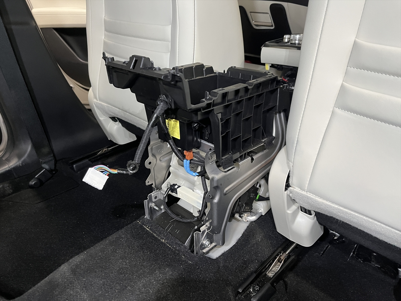 車内クリーニング (嘔吐 センターコンソール周り)