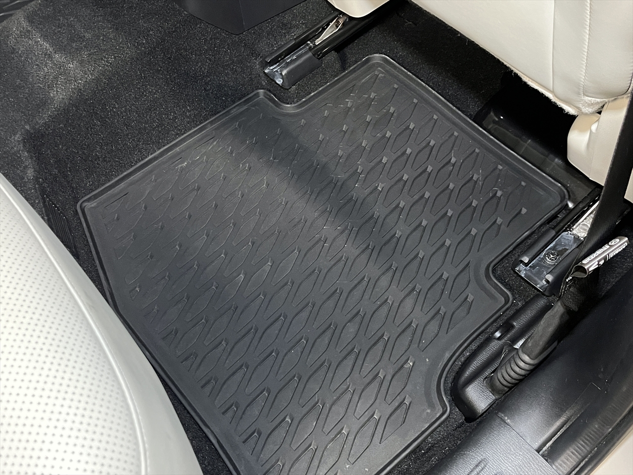 車内クリーニング (嘔吐 センターコンソール周り)