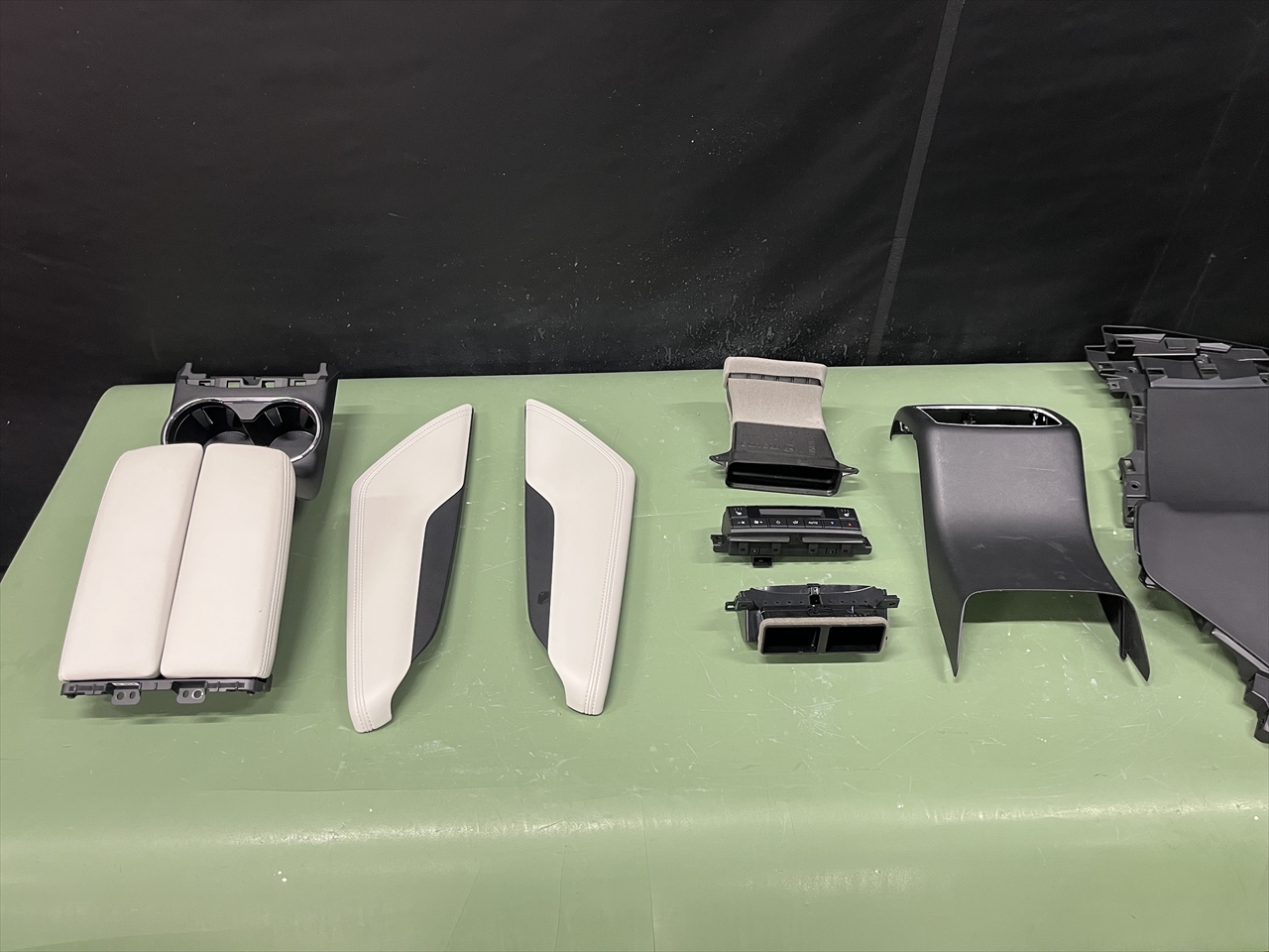 車内クリーニング (嘔吐 センターコンソール周り)