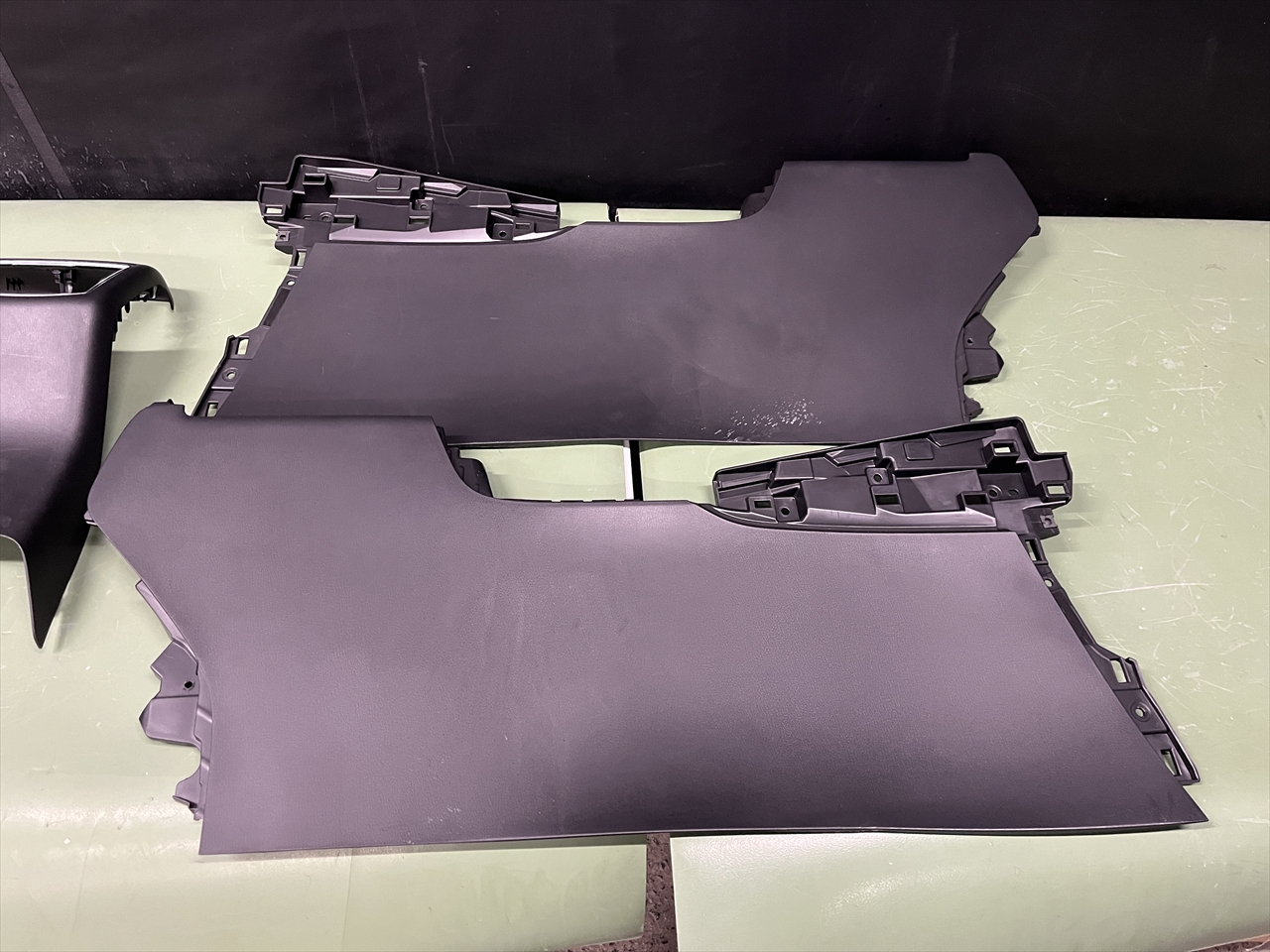 車内クリーニング (嘔吐 センターコンソール周り)