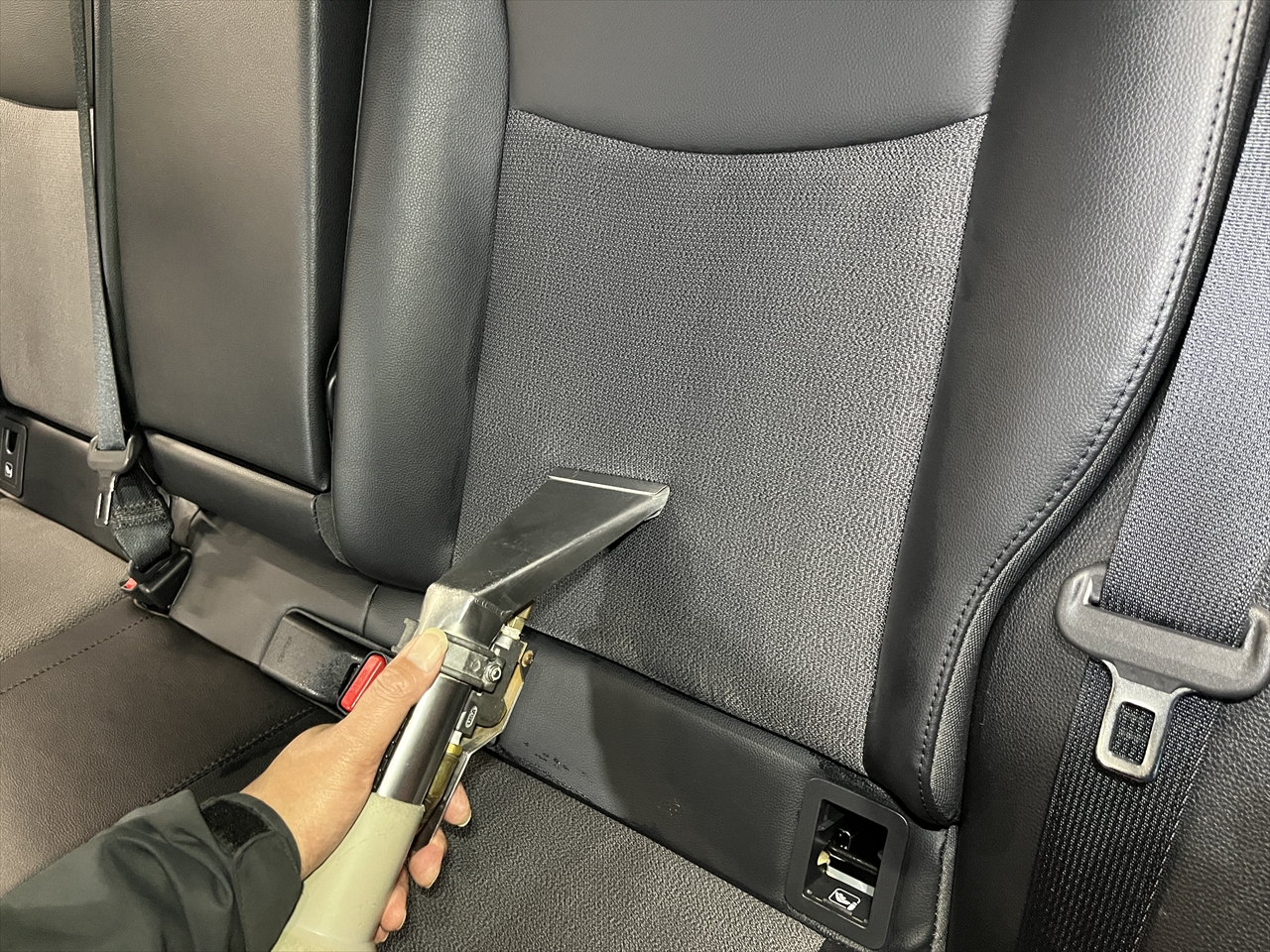 車内クリーニング (嘔吐)