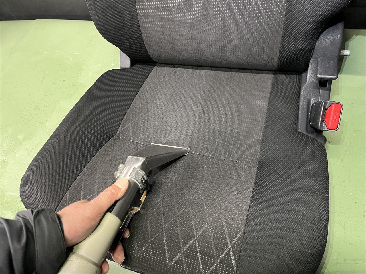 車内クリーニング(灯油こぼし)