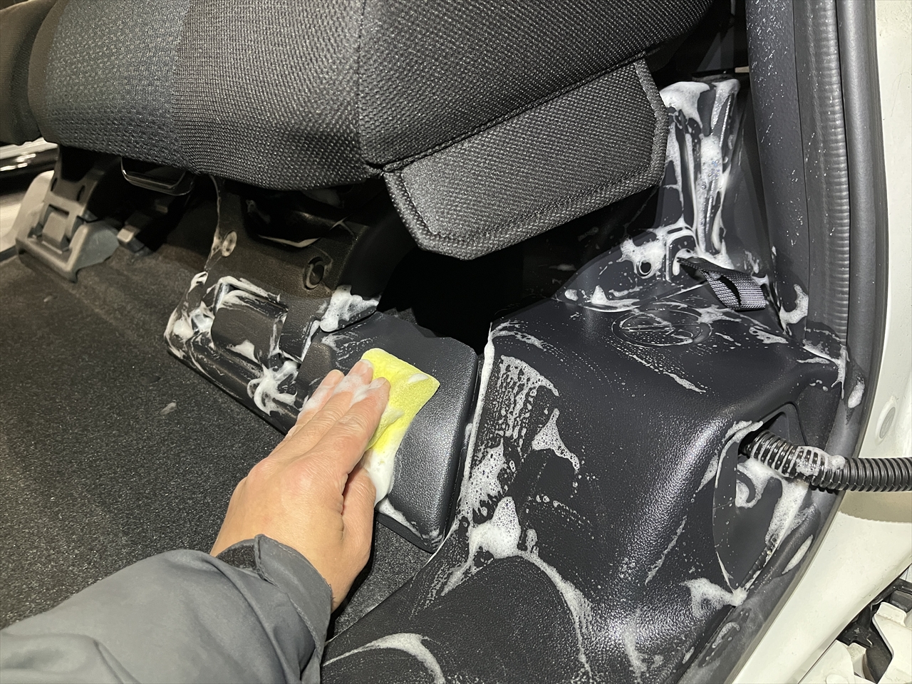 車内クリーニング (前オーナーの臭い)