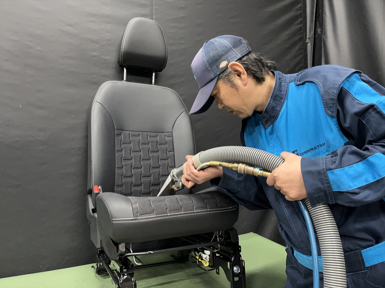 車内クリーニング (洗剤こぼし 助手席シート周り)