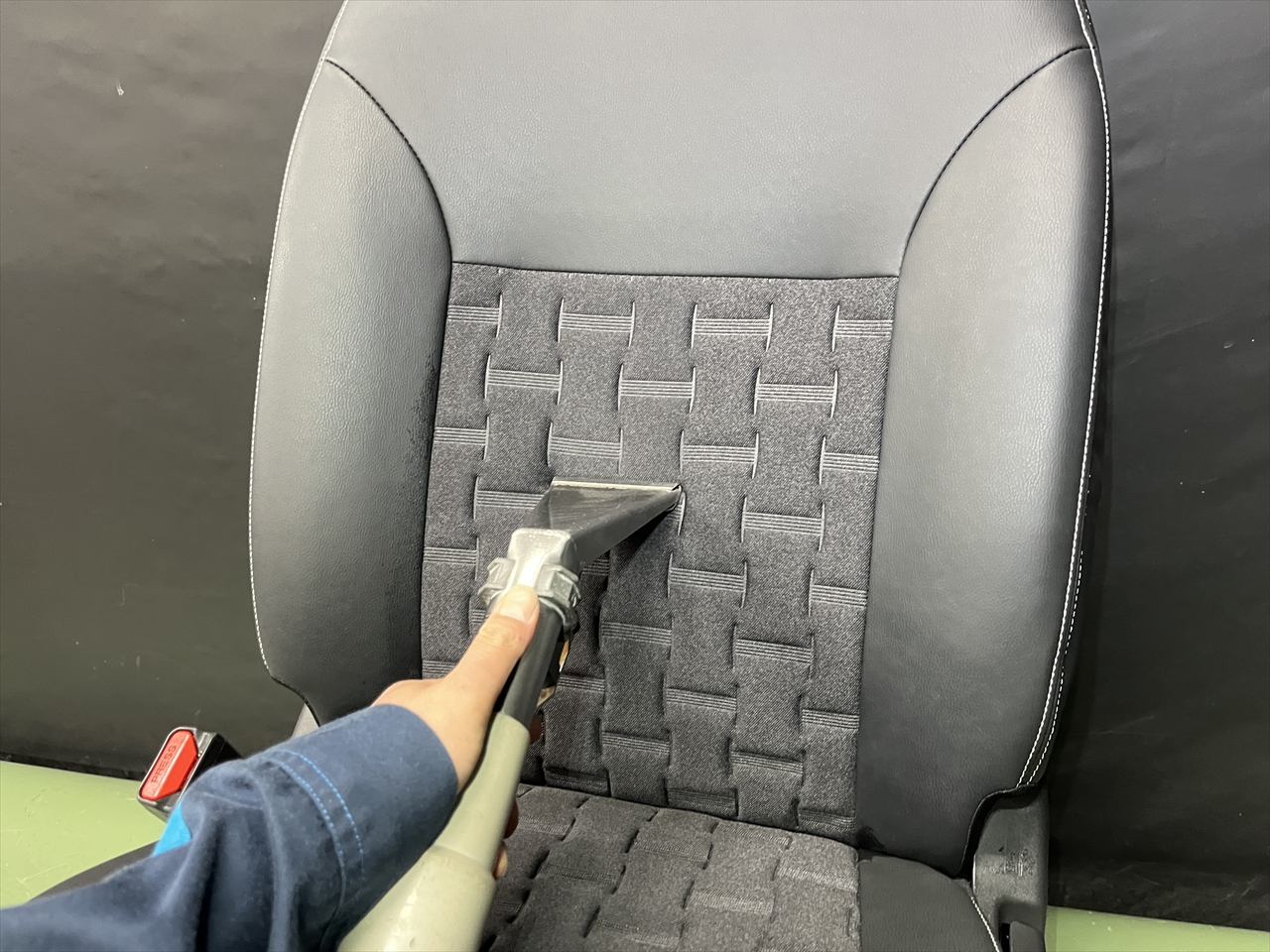 車内クリーニング (洗剤こぼし 助手席シート周り)