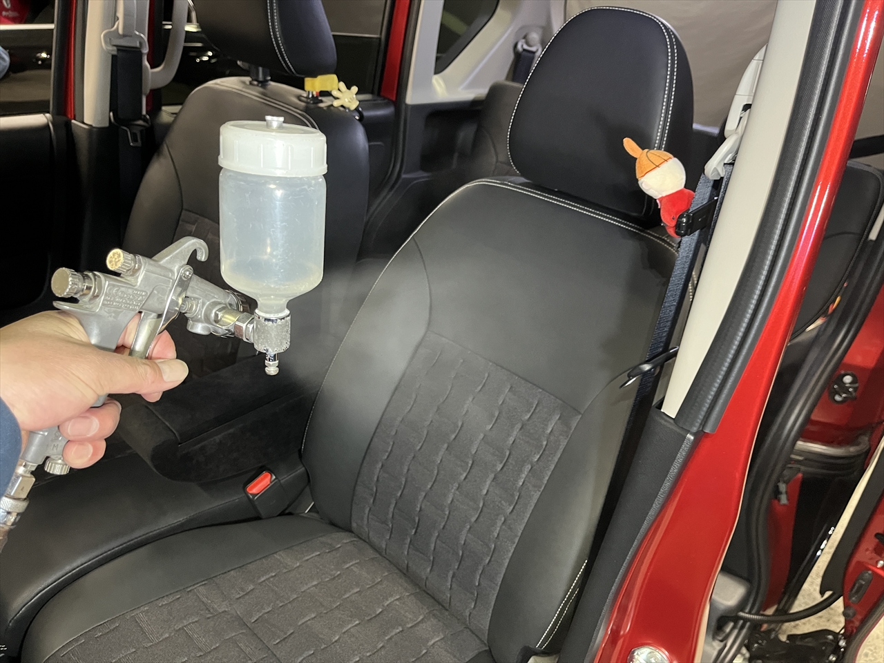 車内クリーニング (洗剤こぼし 助手席シート周り)