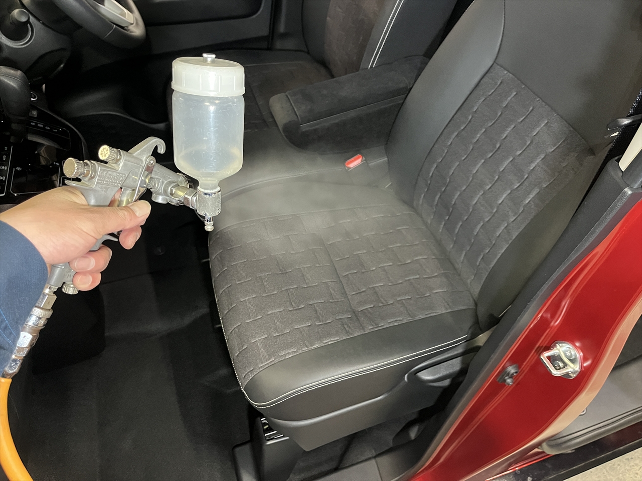 車内クリーニング (洗剤こぼし 助手席シート周り)