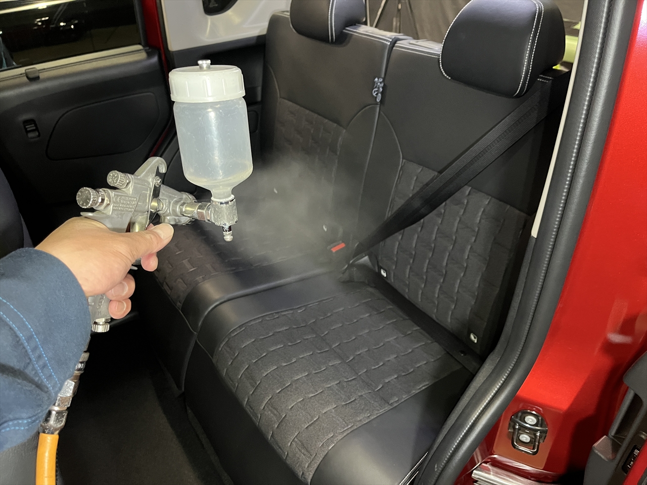 車内クリーニング (洗剤こぼし 助手席シート周り)