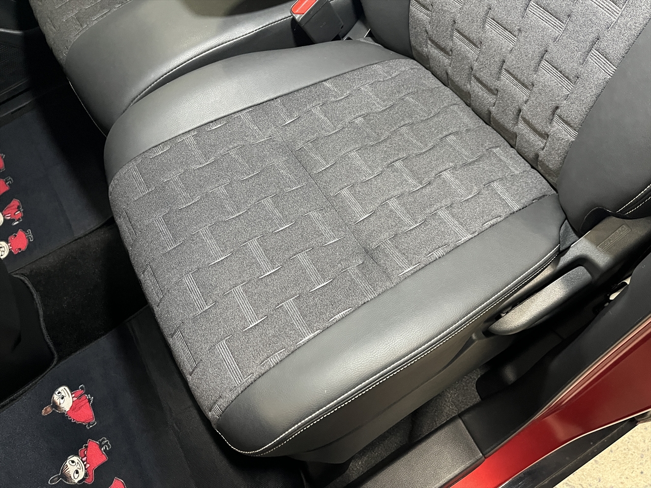 車内クリーニング (洗剤こぼし 助手席シート周り)