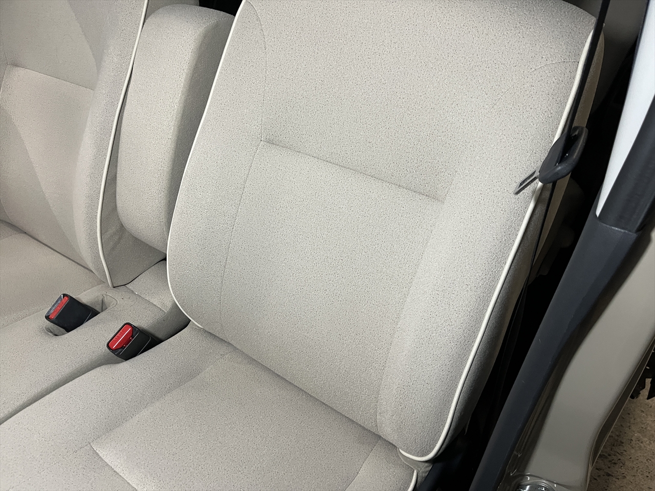 車内クリーニング (飲み物こぼし 助手席シート周り)