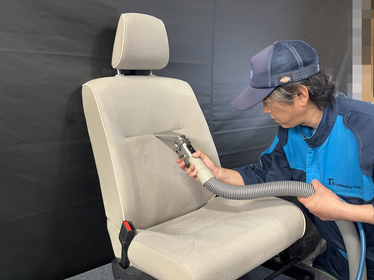 車内クリーニング (飲み物こぼし 助手席シート周り)