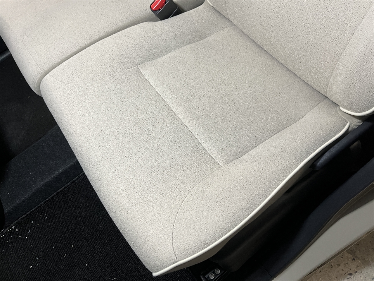 車内クリーニング (飲み物こぼし 助手席シート周り)