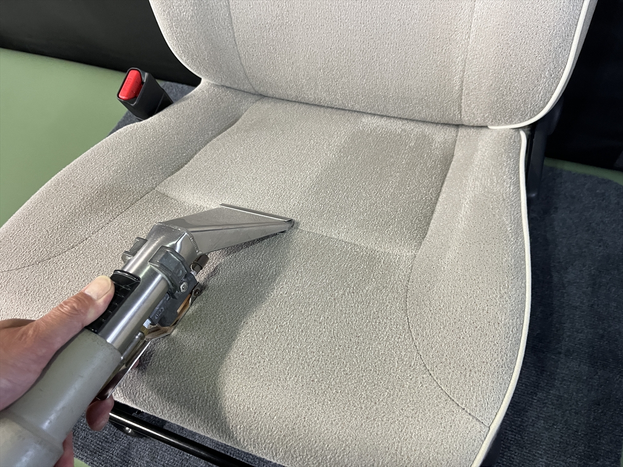 車内クリーニング (飲み物こぼし 助手席シート周り)