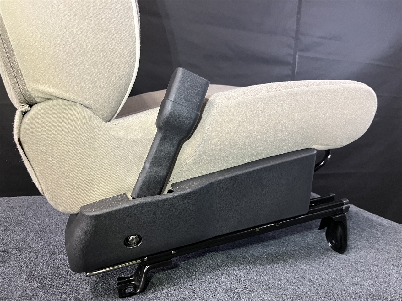 車内クリーニング (飲み物こぼし 助手席シート周り)