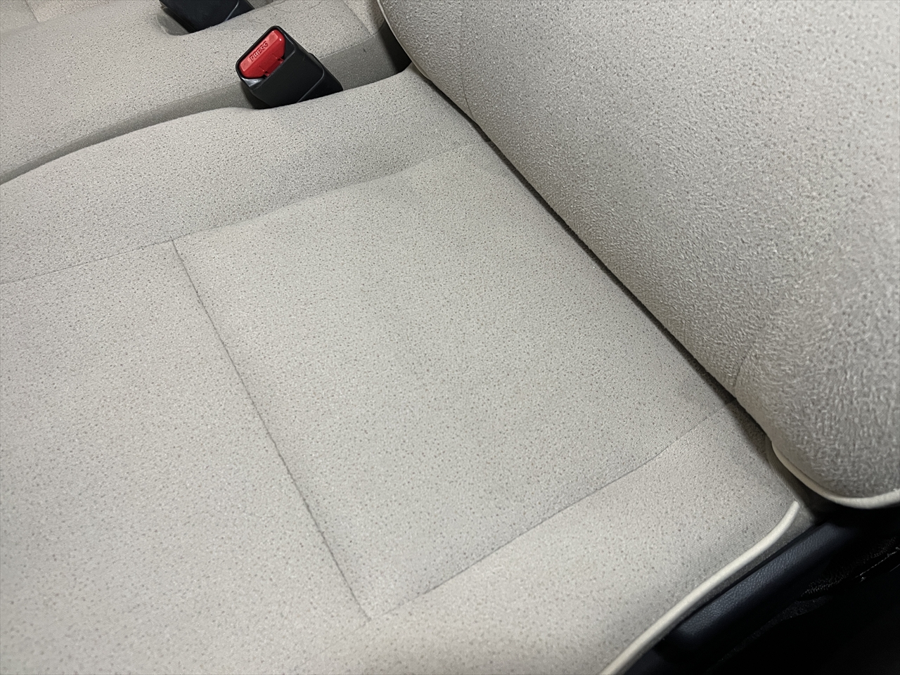 車内クリーニング (飲み物こぼし 助手席シート周り)