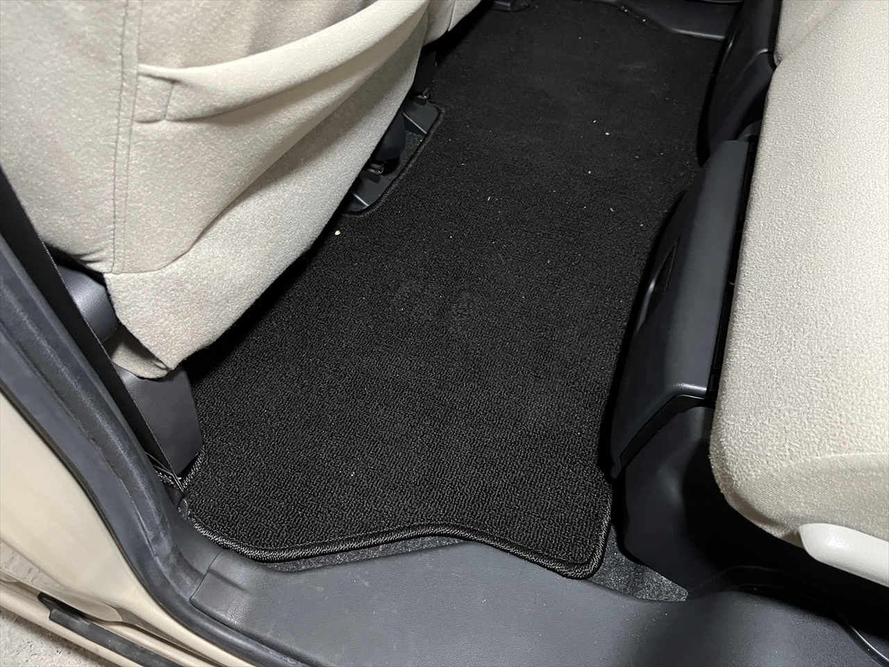 車内クリーニング (飲み物こぼし 助手席シート周り)