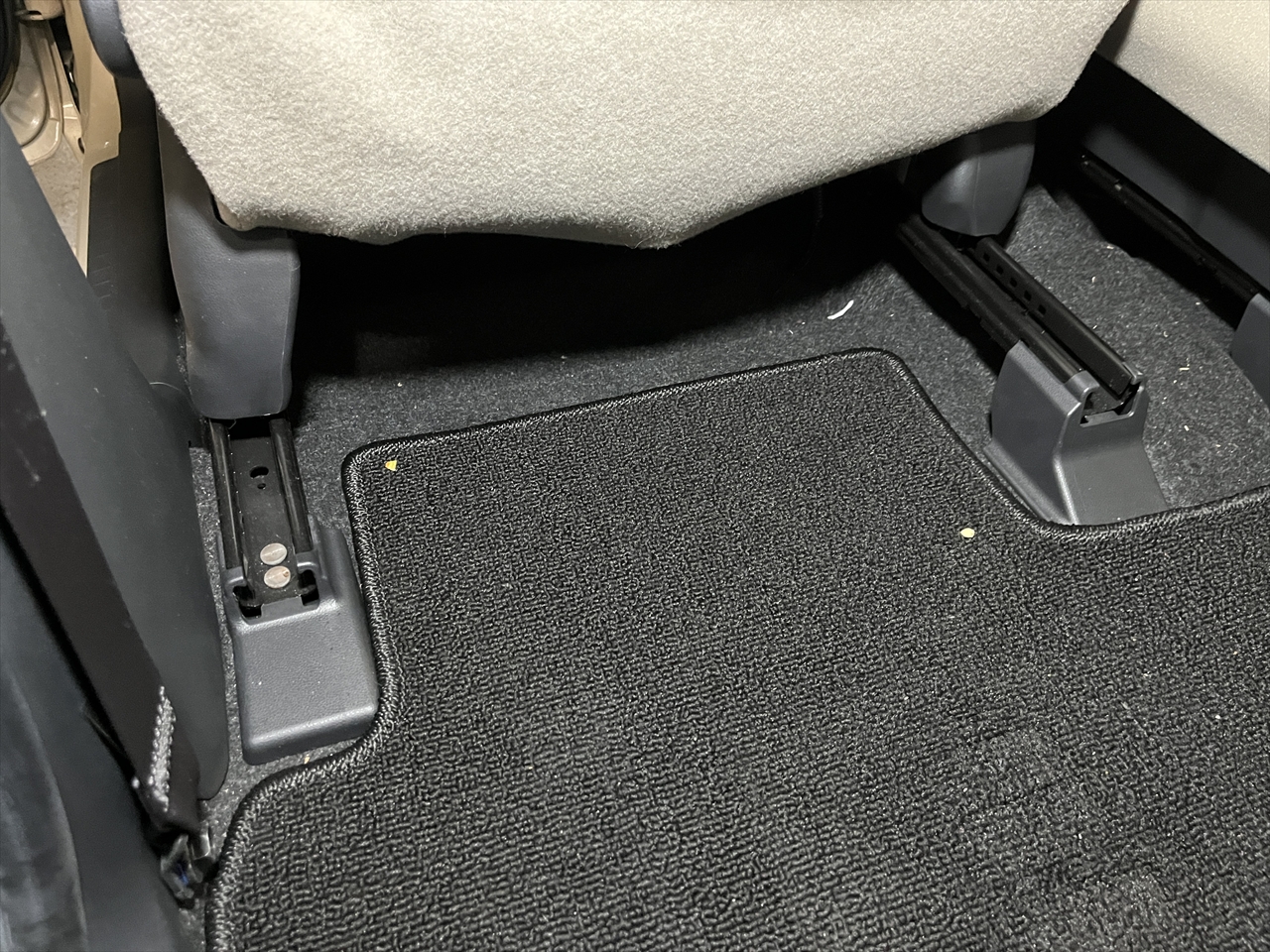 車内クリーニング (飲み物こぼし 助手席シート周り)