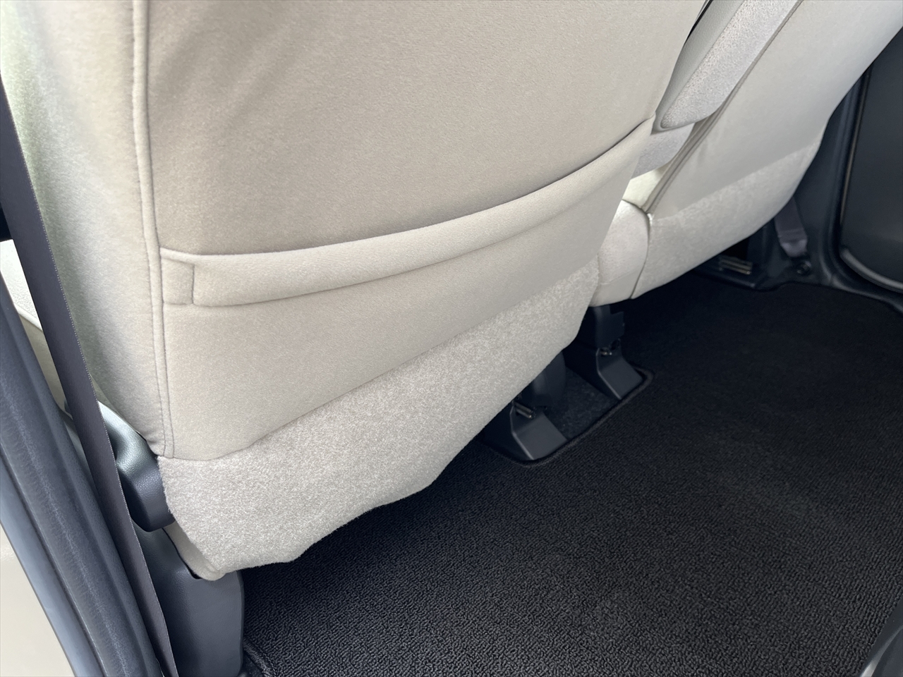 車内クリーニング (飲み物こぼし 助手席シート周り)