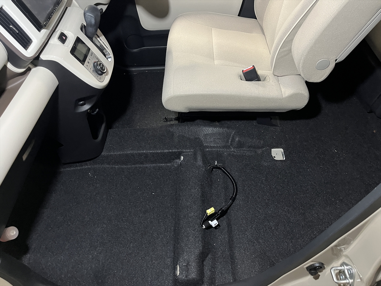 車内クリーニング (飲み物こぼし 助手席シート周り)