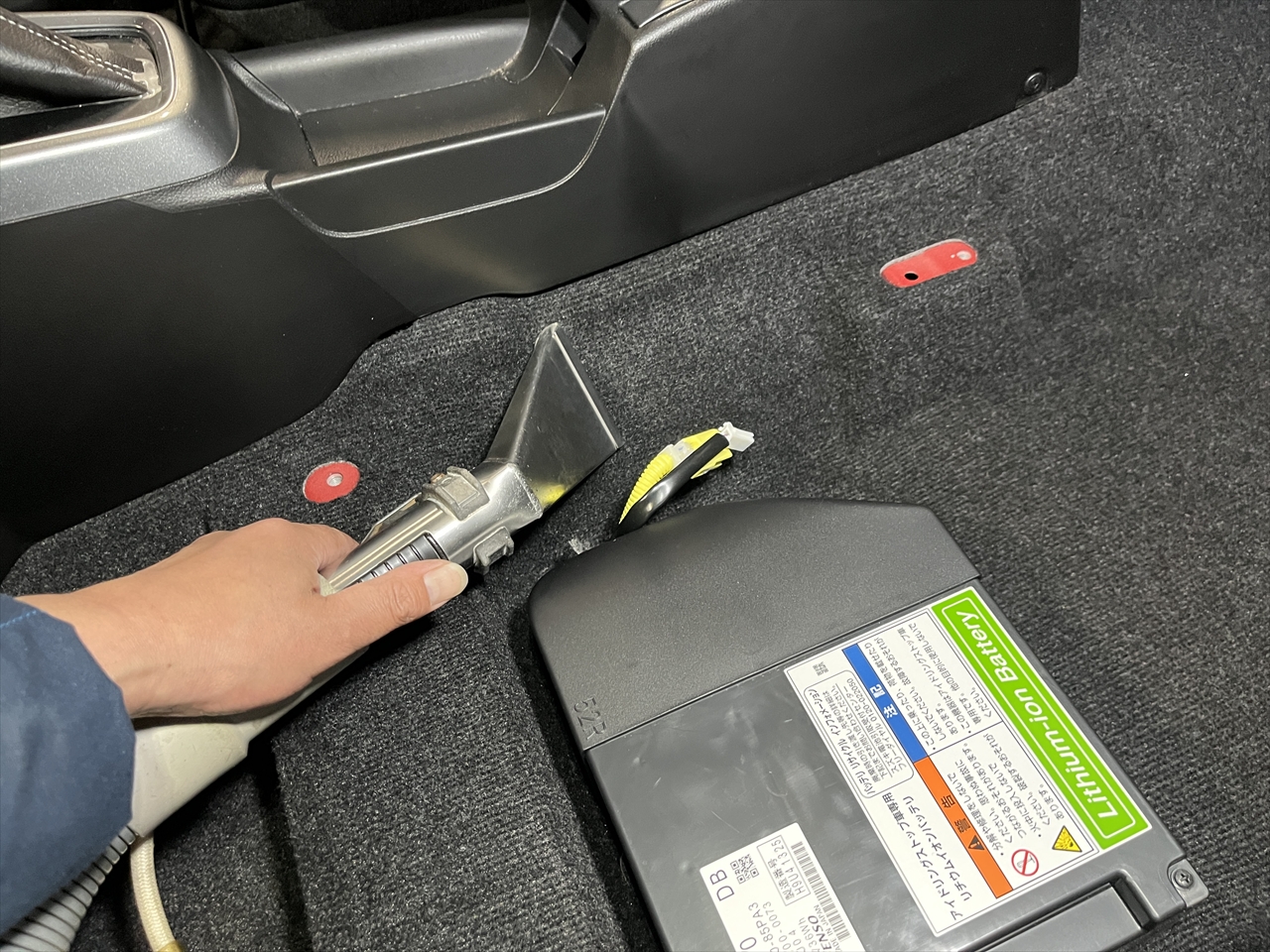 車内クリーニング (食べ物こぼし 助手席シート周り)