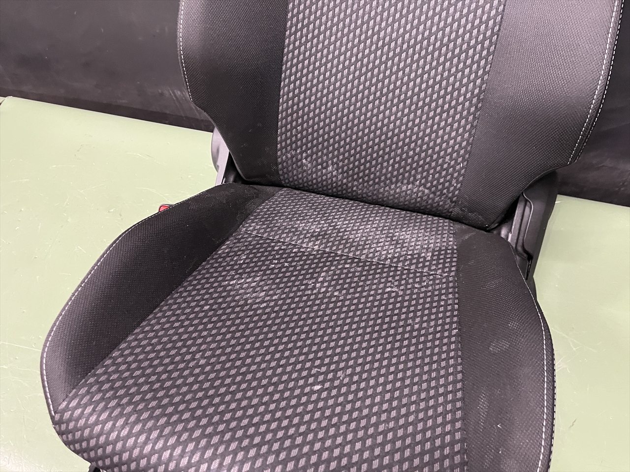 車内クリーニング (食べ物こぼし 助手席シート周り)