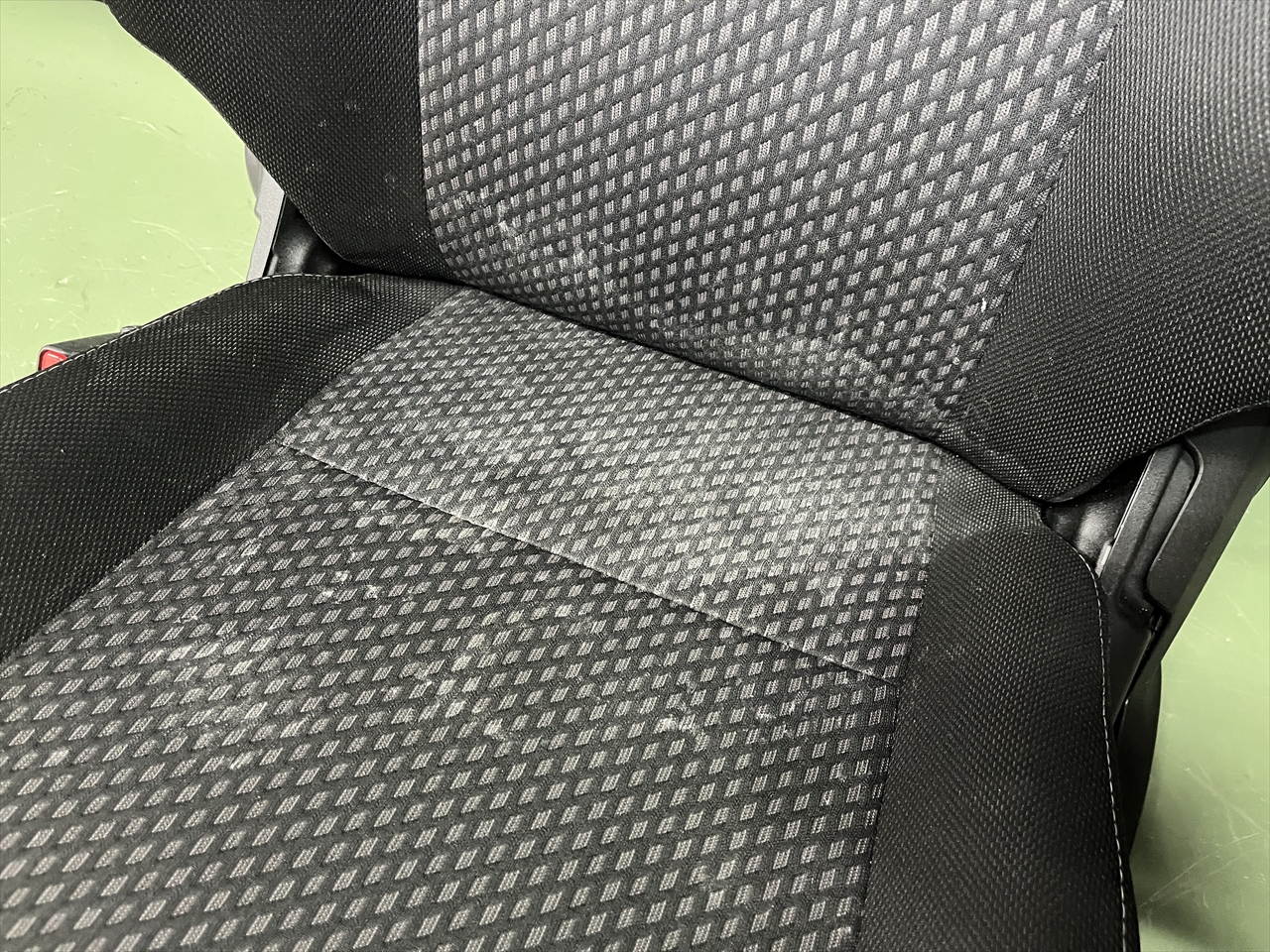 車内クリーニング (食べ物こぼし 助手席シート周り)