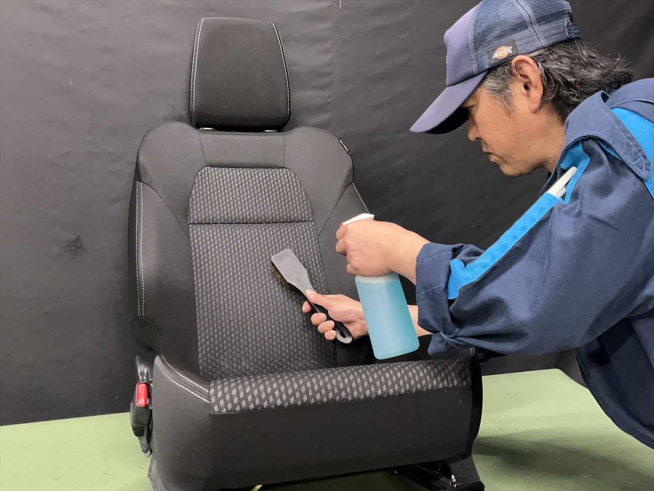 車内クリーニング (食べ物こぼし 助手席シート周り)