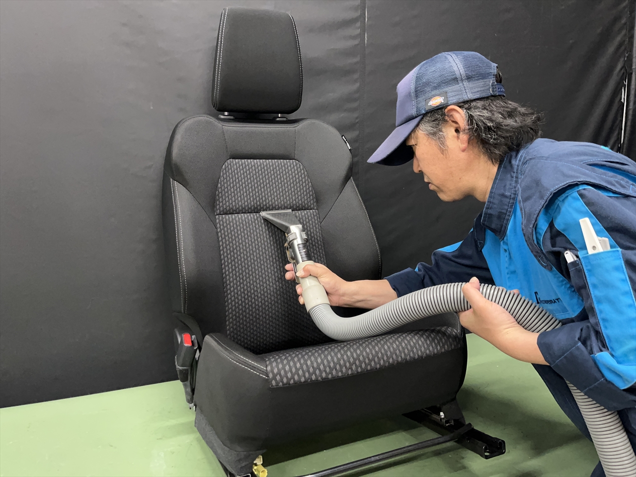 車内クリーニング (食べ物こぼし 助手席シート周り)