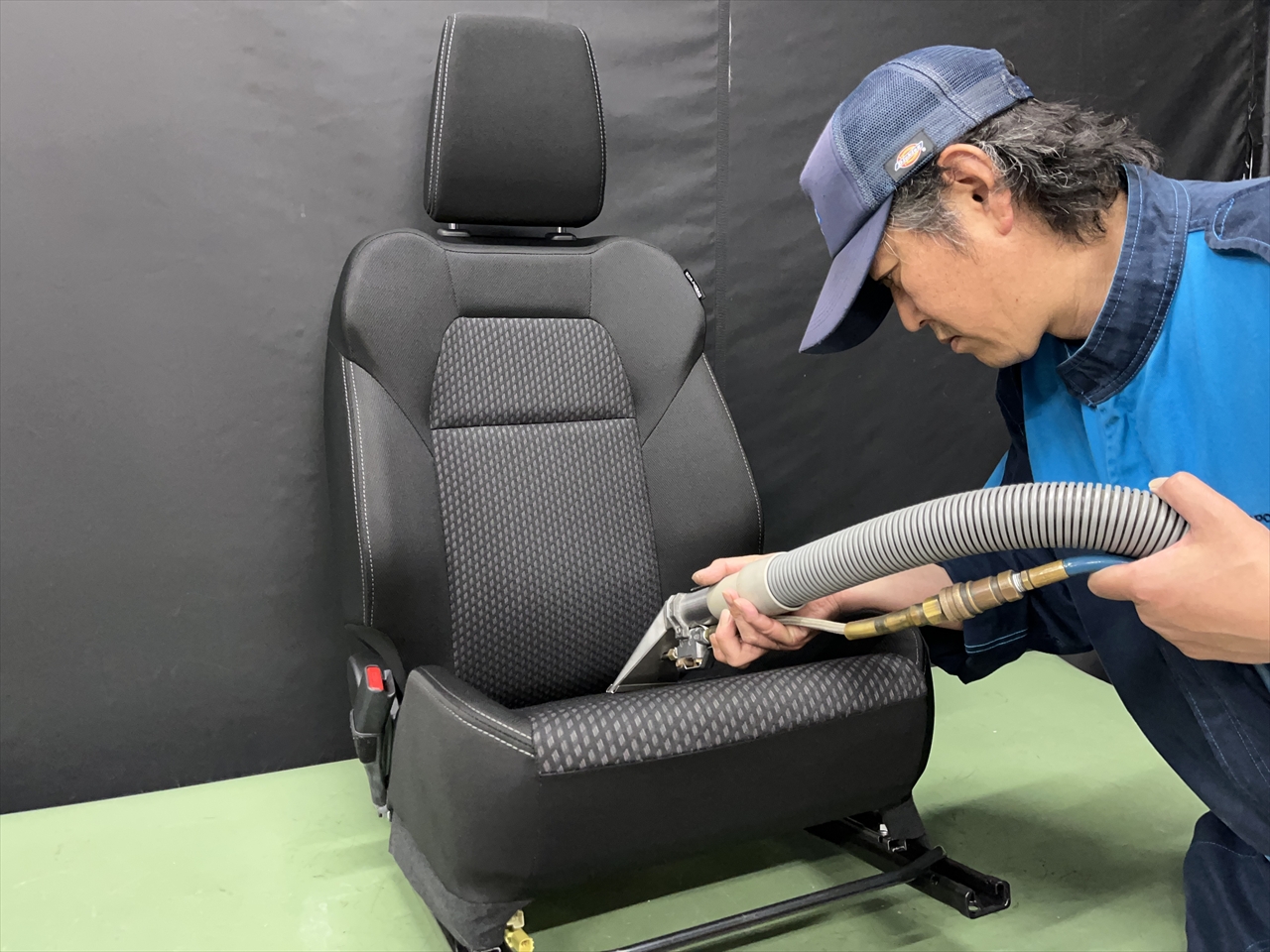車内クリーニング (食べ物こぼし 助手席シート周り)