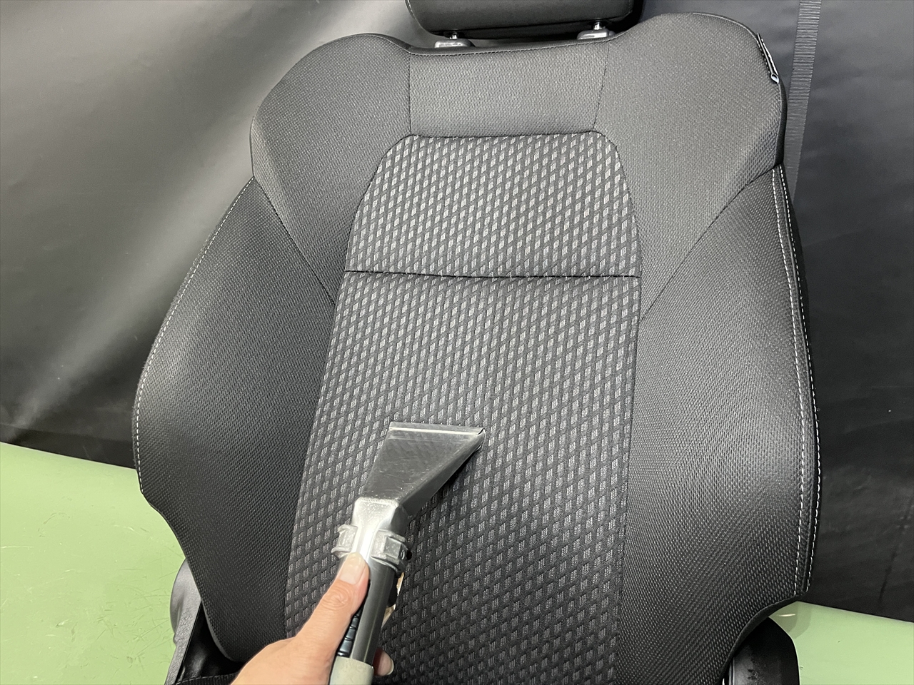 車内クリーニング (食べ物こぼし 助手席シート周り)