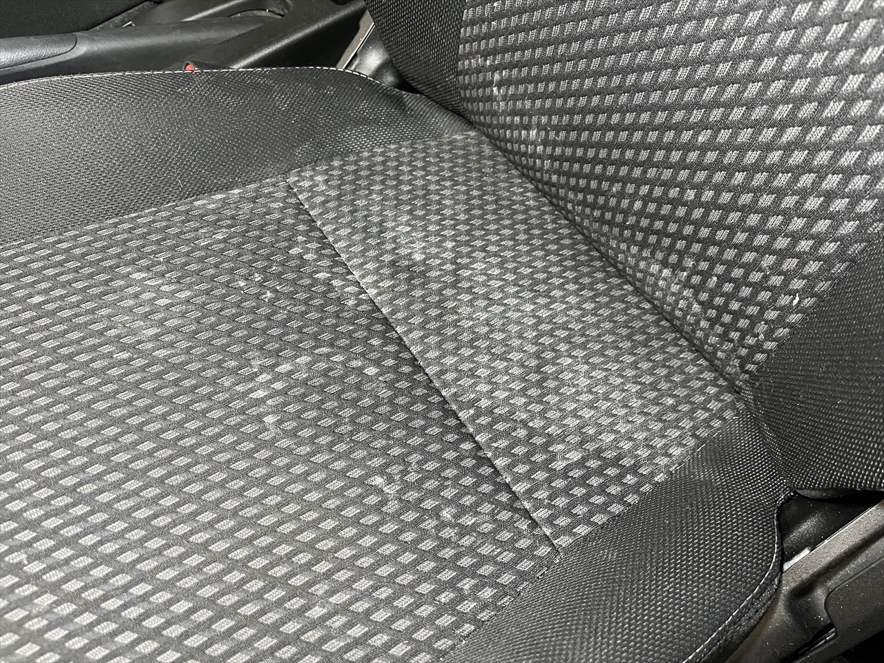 車内クリーニング (食べ物こぼし 助手席シート周り)