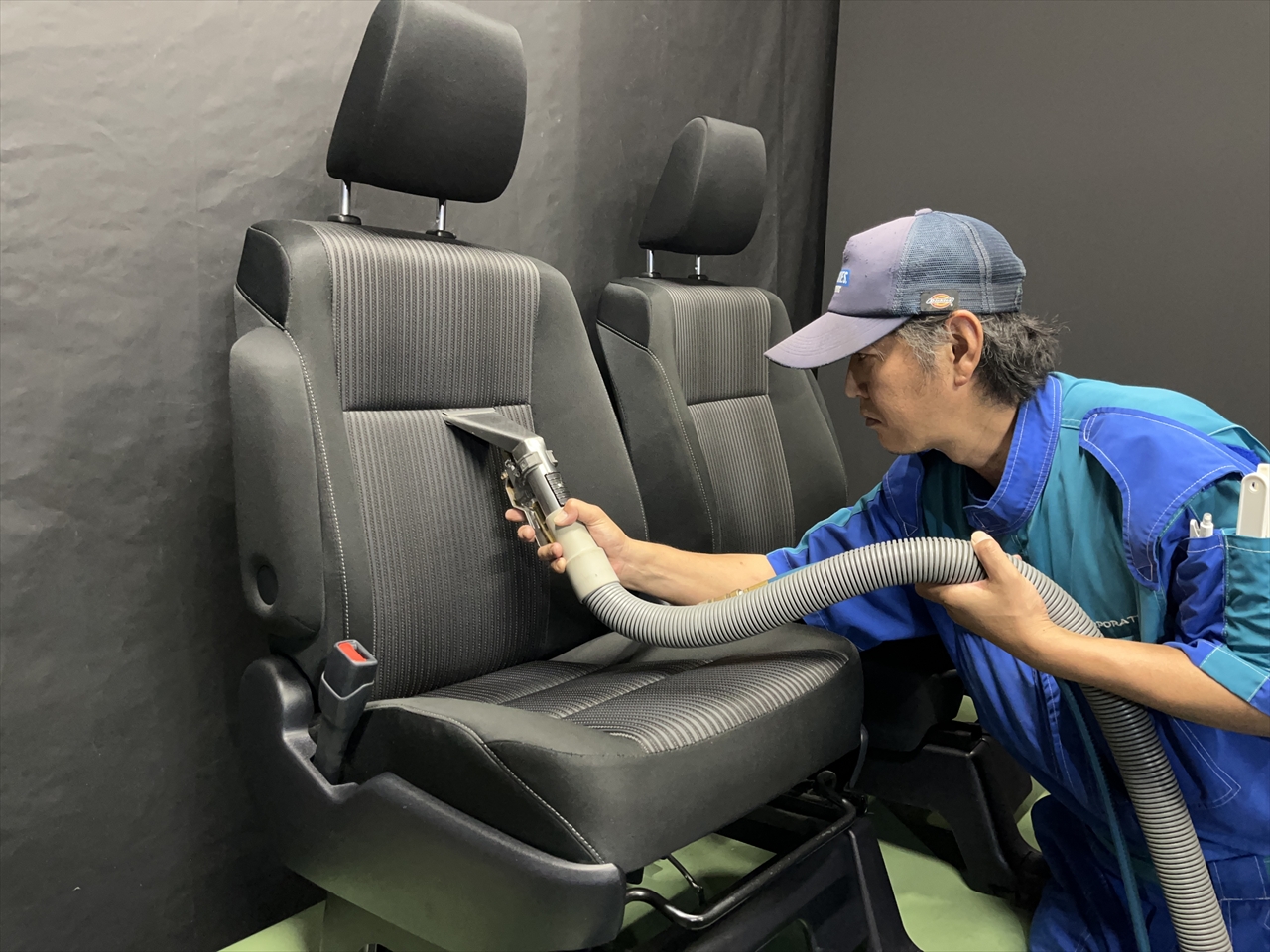 車内クリーニング (食べ物こぼし)