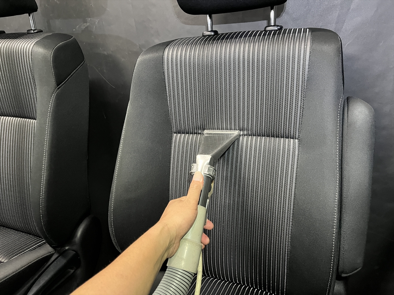 車内クリーニング (食べ物こぼし)