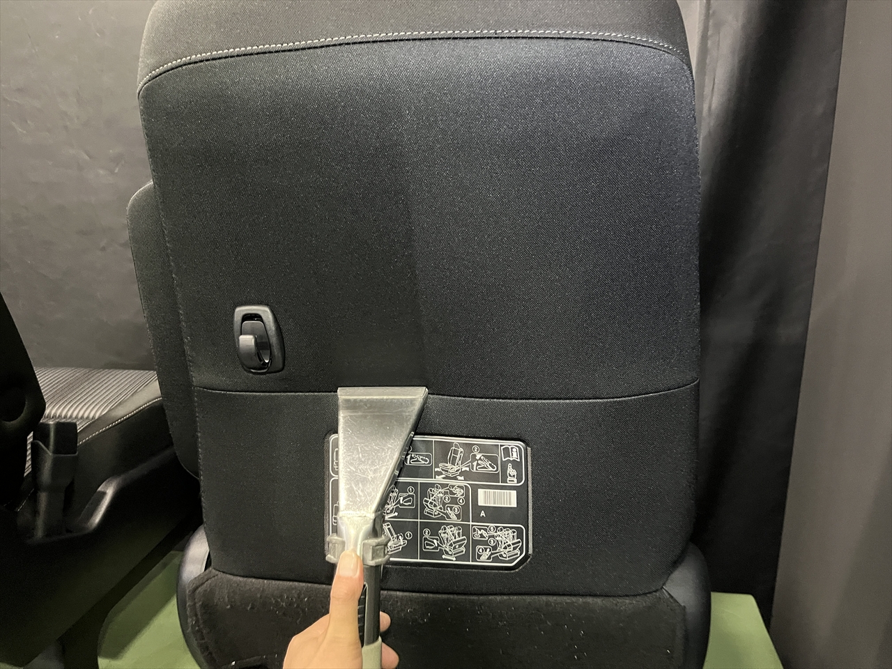 車内クリーニング (食べ物こぼし)