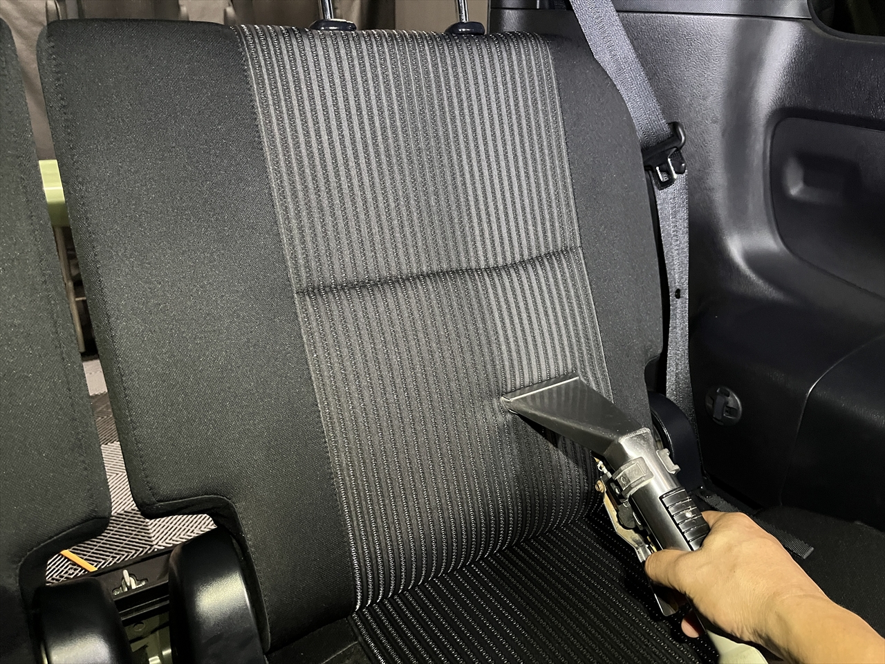 車内クリーニング (食べ物こぼし)
