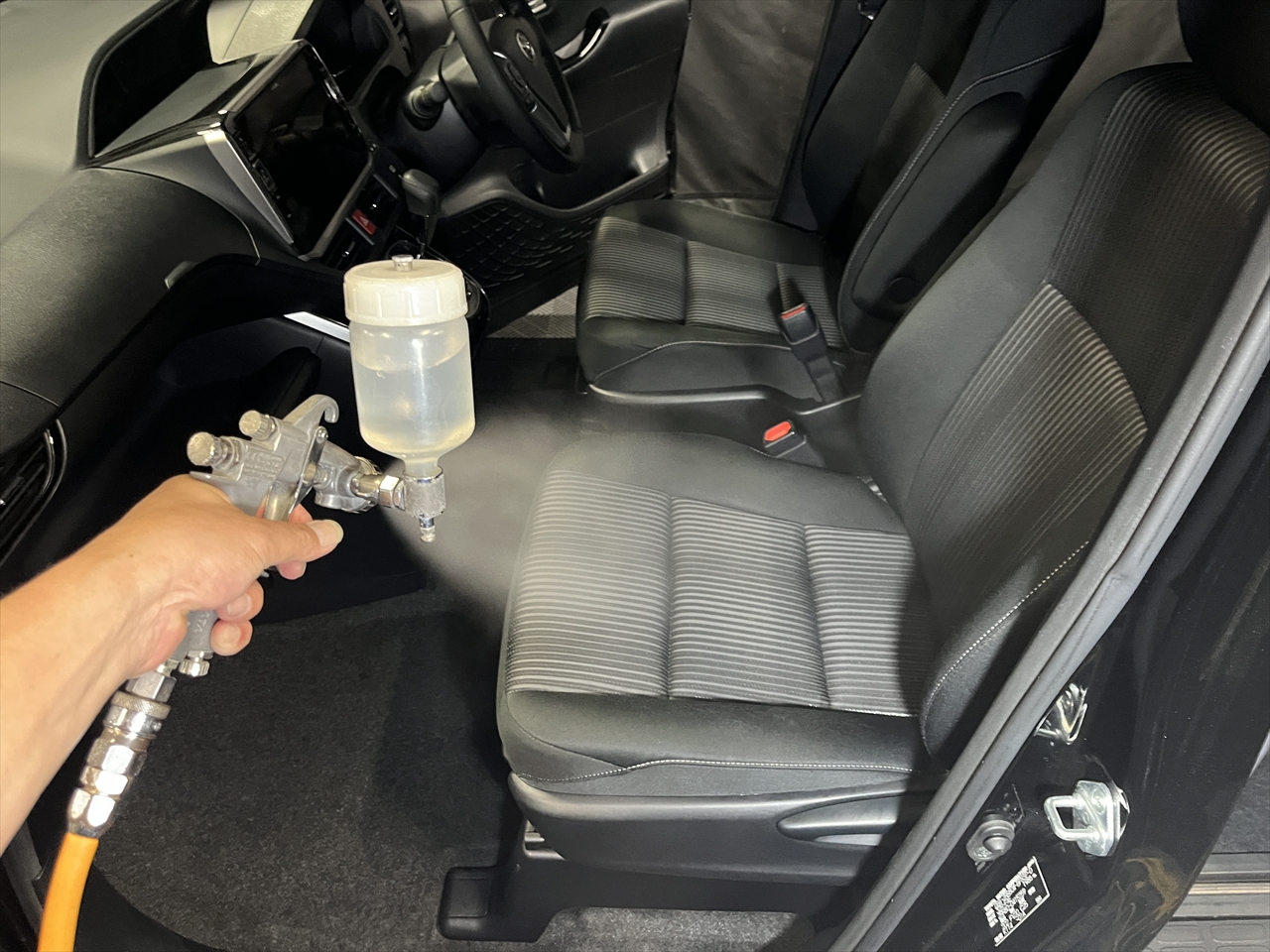 車内クリーニング (食べ物こぼし)