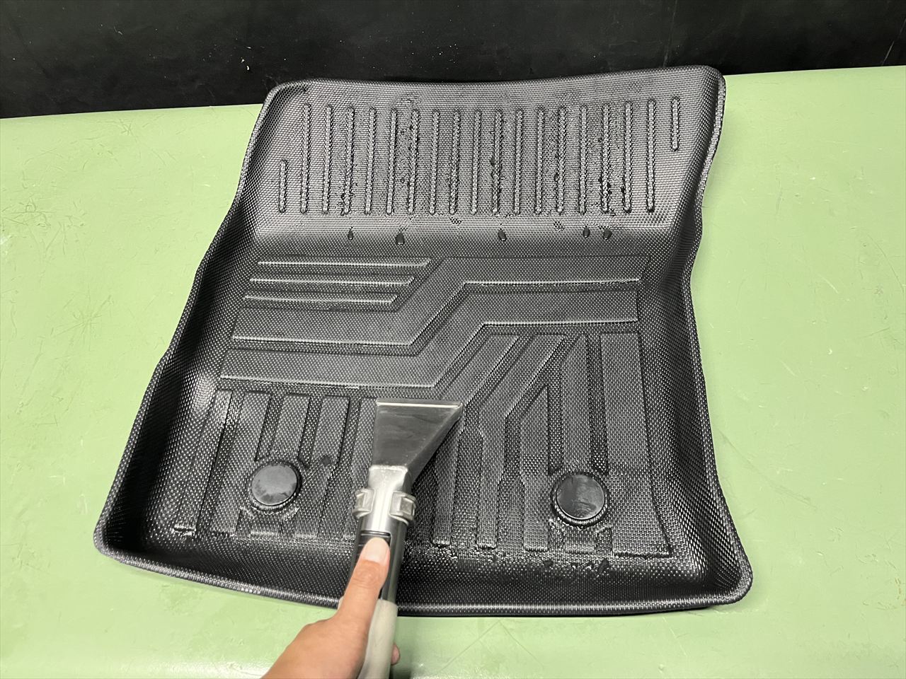 車内クリーニング (嘔吐 助手席シート周辺)