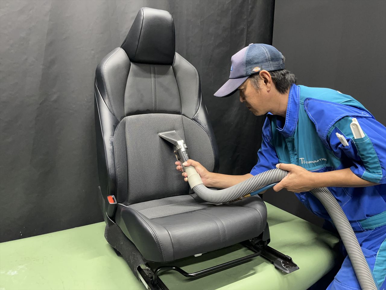 車内クリーニング (嘔吐 助手席シート周辺)