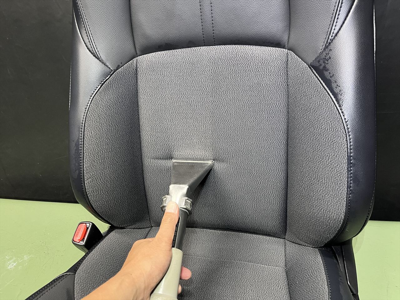 車内クリーニング (嘔吐 助手席シート周辺)