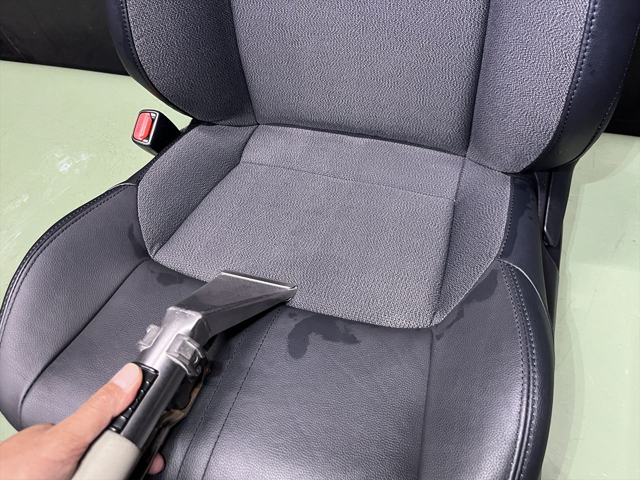 車内クリーニング (嘔吐 助手席シート周辺)