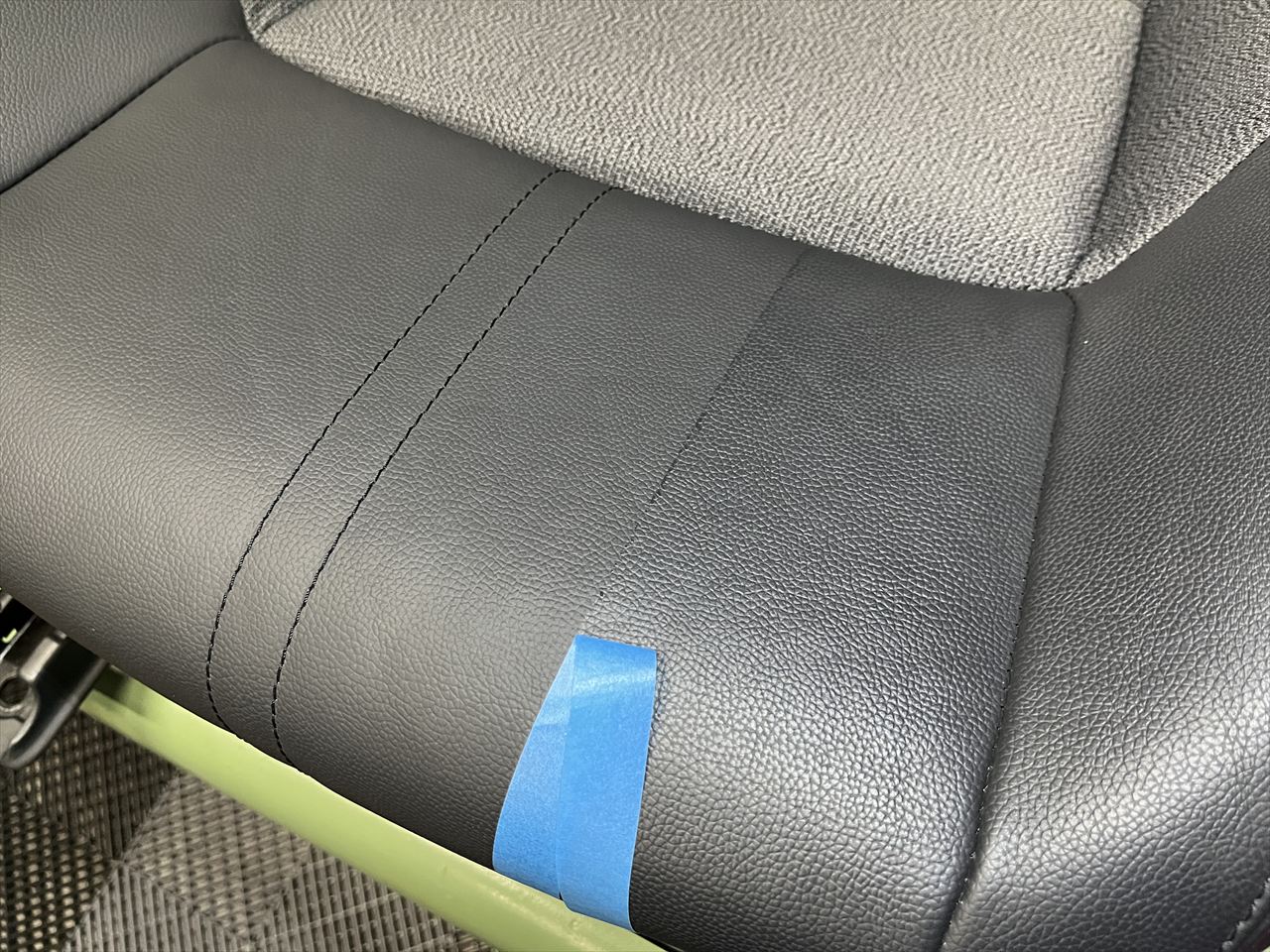 車内クリーニング (嘔吐 助手席シート周辺)