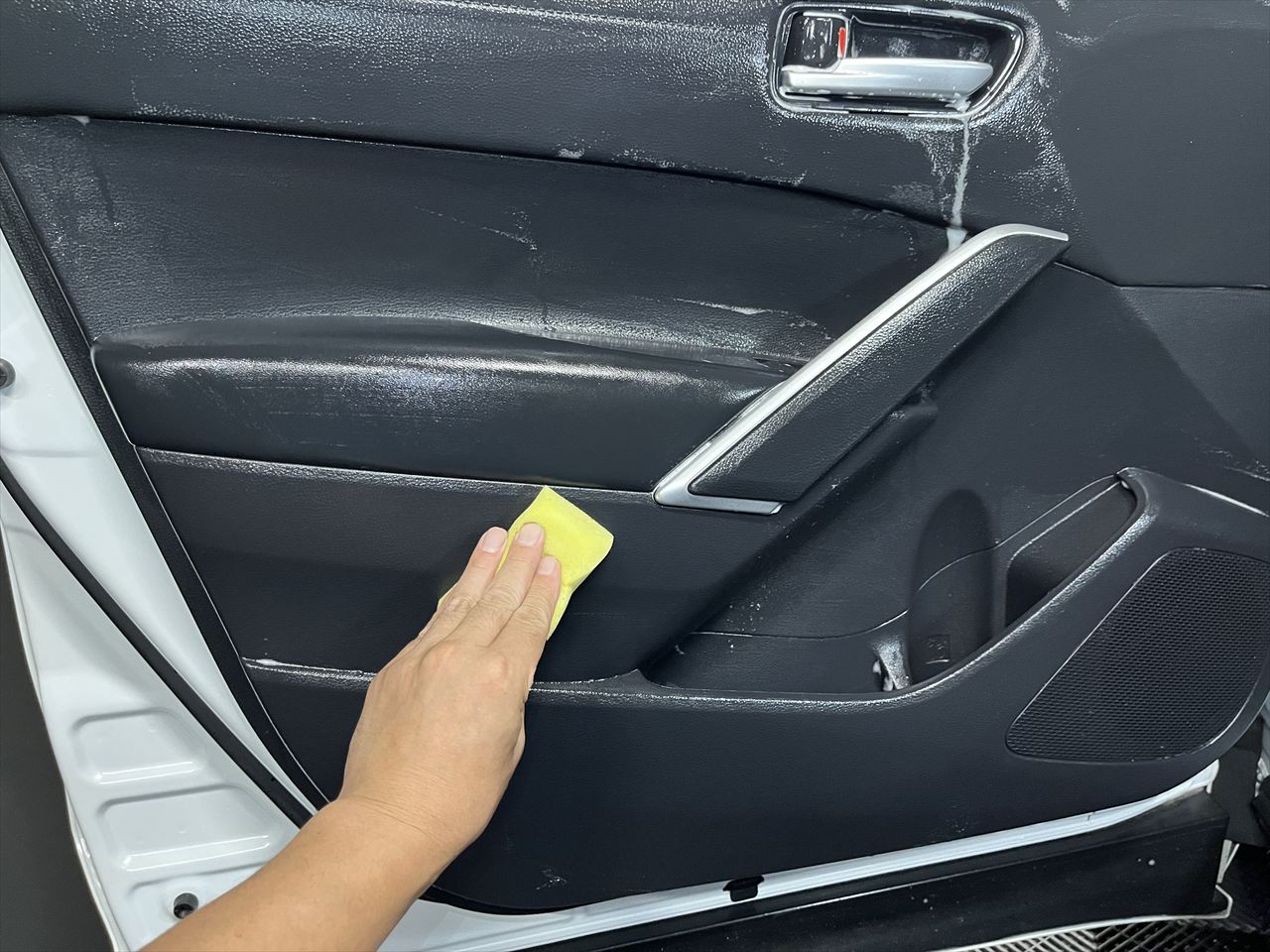 車内クリーニング (嘔吐 助手席シート周辺)
