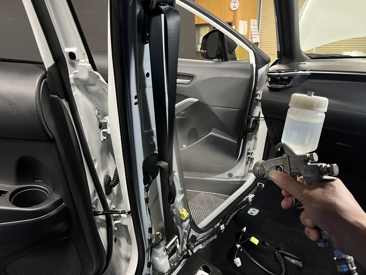 車内クリーニング (嘔吐 助手席シート周辺)